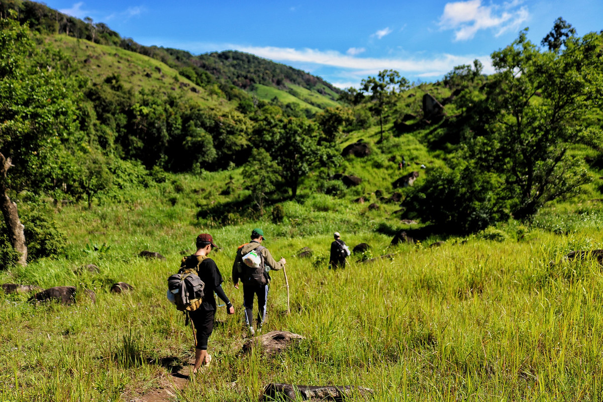 Núi Chúa (Ninh Thuận) là cung trekking siêu đẹp cho những du khách ở khu vực miền Trung và miền Nam. Núi nằm trên địa phận thôn Thái An, xã Vĩnh Hải, huyện Ninh Hải, Ninh Thuận. Núi có hai đỉnh cao nhất là Cô Tuy (1039m) và đỉnh Ông (978m). Khí hậu tại thường khô hạn, lượng mưa thấp nên nhiều du khách thường lựa chọn cung trekking này để “thử thách giới hạn” của bản thân. Ảnh Thành Trường