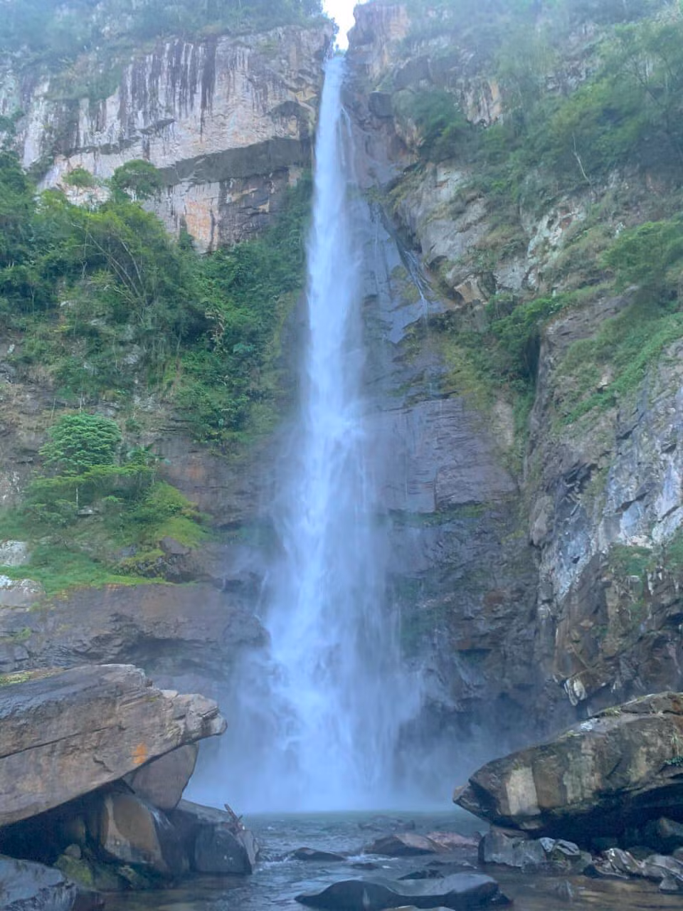 Để đặt chân đến chân thác, du khách phải trải qua chặng trekking kéo dài từ 6 đến 8 tiếng, băng qua nhiều đồi dốc, suối sâu và những con đường rừng nhỏ hẹp. Vào mùa mưa, đường trơn trượt khiến hành trình trở nên nguy hiểm hơn bao giờ hết. Tuy nhiên, chính điều đó lại càng làm tăng sức hút với những phượt thủ yêu thích sự mạo hiểm và thử thách giới hạn bản thân.