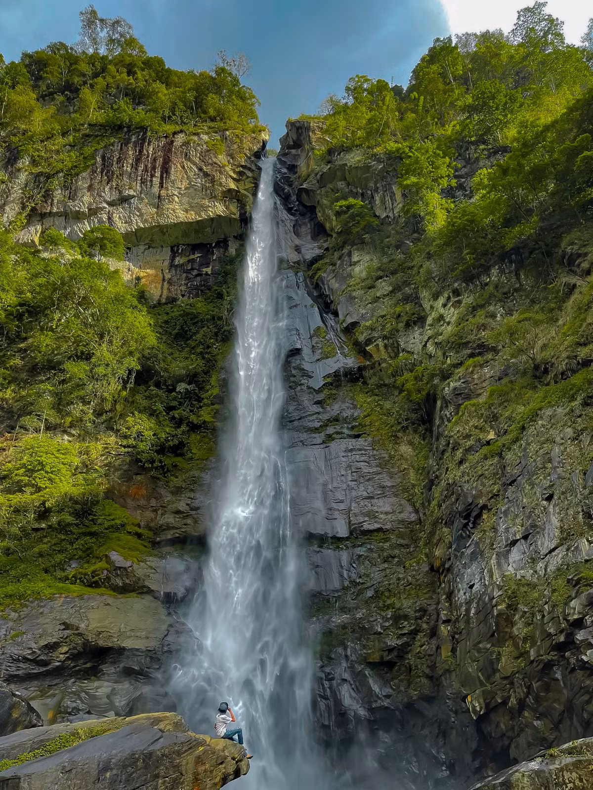Thác Háng Tề Chơ nằm tại xã Làng Nhì, huyện Trạm Tấu, tỉnh Yên Bái. Từ trung tâm huyện, để tới được thác, du khách phải vượt qua quãng đường đầy thử thách với những con dốc dựng đứng, đường đất trơn trượt và những đoạn rừng nguyên sinh rậm rạp. Chính vì địa hình khó tiếp cận và hiểm trở nên thác Háng Tề Chơ ít người biết đến, giữ nguyên vẹn vẻ đẹp hoang sơ như thuở ban đầu. Ảnh Internet