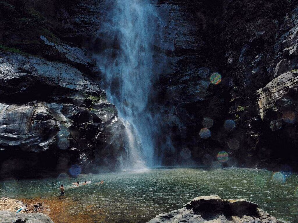 Dòng thác đổ từ độ cao hơn 100 mét, bọt tung trắng xóa, vang vọng giữa núi rừng như tiếng gọi hoang dã của thiên nhiên. Bao quanh là cây rừng cổ thụ, đá rêu phủ xanh, không khí mát lạnh như chạm vào tận da thịt – tất cả tạo nên một khung cảnh vừa hùng vĩ, vừa mơ màng, tách biệt hẳn với thế giới xô bồ ngoài kia. Ảnh Internet