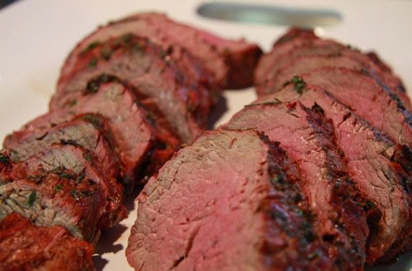 Những miếng thịt săn lại, chảy nước xèo xèo trên bếp lửa, tỏa mùi thơm nức. Để miếng thịt không bị quá cháy mà vẫn chín phần bên trong, người chế biến phải nhanh tay lật đều cho hơi nóng thấm vào từng thớ thịt. Ảnh Internet