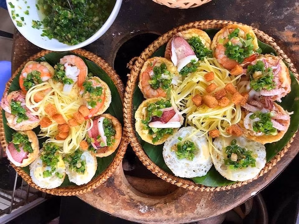 Bánh căn bánh xèo Ninh Thuận ghi điểm nhờ sự kết hợp tinh tế của các nguyên liệu, mang lại hương vị thơm ngon, độc đáo. Những chiếc bánh béo ngậy có lớp vỏ giòn tan, phần nhân đẫm tôm, mực, thịt heo, da heo chiên giòn, cá cơm, trứng… thơm nức mũi. Ảnh Internet