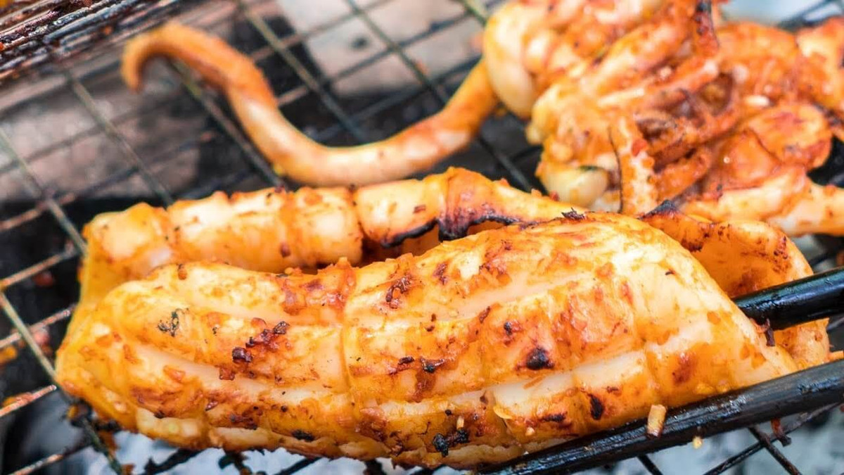 Ninh Thuận có đường bờ biển dài và khí hậu nắng nóng quanh năm, rất thuận lợi cho nghề làm mực một nắng. Mực được phơi đúng một ngày dưới nắng, bên ngoài se lại nhưng bên trong vẫn giữ được độ tươi ngọt. Khi nướng lên, mực dậy mùi thơm phức, ăn kèm tương ớt cay nhẹ, trở thành món nhậu hoặc quà biếu vô cùng lý tưởng. Ảnh Internet