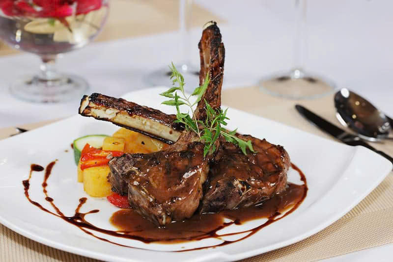 Ninh Thuận là nơi có nhiều đồi núi đá vôi, thích hợp cho việc chăn nuôi cừu và dê. Do vậy, thịt cừu và thịt dê ở đây luôn tươi ngon, được chế biến thành nhiều món ăn hấp dẫn như: lẩu dê, nướng, hấp, cà ri,... Ảnh Internet