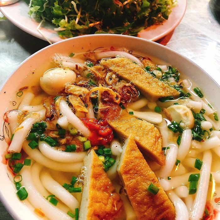 Món ăn nhất định phải thử khi đến Ninh Thuận chính là bánh canh chả cá. Với sợi bánh canh được làm từ bột gạo dai mềm, kết hợp cùng nước dùng ngọt thanh nấu từ cá biển, món ăn này càng trở nên hấp dẫn hơn khi có thêm chả cá chiên vàng rụm và chả cá hấp dẻo thơm. Ăn một lần là nhớ mãi hương vị đậm đà và mộc mạc của biển cả miền Trung. Ảnh Internet