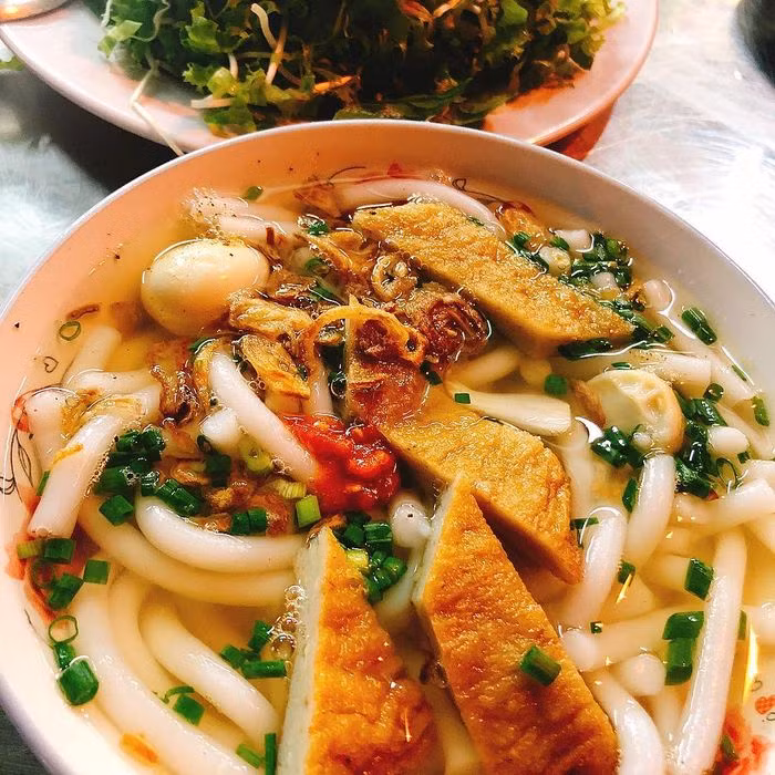 Món ăn nhất định phải thử khi đến Ninh Thuận chính là bánh canh chả cá. Với sợi bánh canh được làm từ bột gạo dai mềm, kết hợp cùng nước dùng ngọt thanh nấu từ cá biển, món ăn này càng trở nên hấp dẫn hơn khi có thêm chả cá chiên vàng rụm và chả cá hấp dẻo thơm. Ăn một lần là nhớ mãi hương vị đậm đà và mộc mạc của biển cả miền Trung. Ảnh Internet