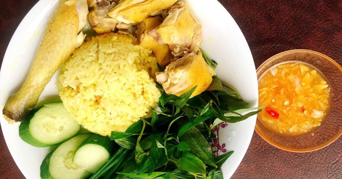 Cơm gà Phan Rang là sự hòa quyện hoàn hảo giữa gà thả vườn chắc thịt và cơm nấu từ nước luộc gà, tạo nên màu vàng óng cùng mùi thơm đặc trưng. Món ăn thường được ăn kèm với nước mắm tỏi ớt pha khéo và dưa leo chua ngọt, mang đến cảm giác vừa quen thuộc vừa lạ miệng, khiến thực khách khó lòng cưỡng lại.