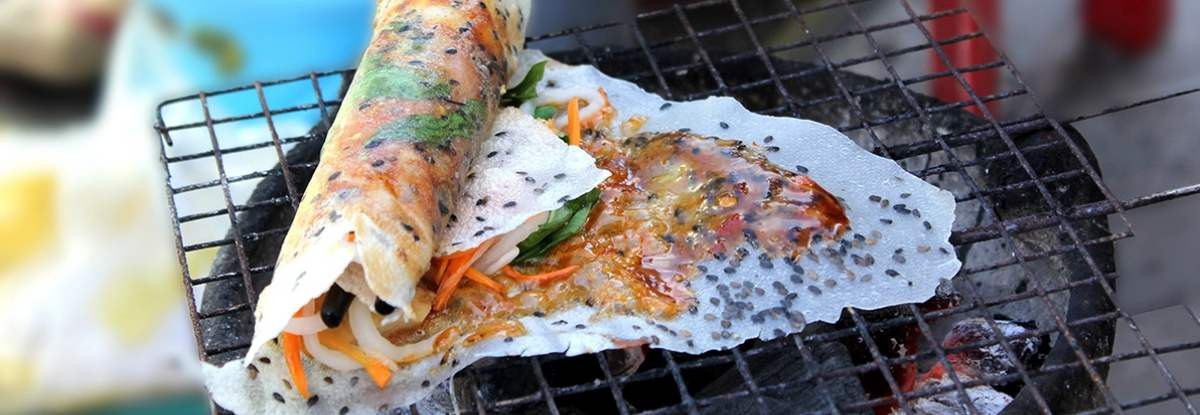 Đến Ninh Thuận, du khách sẽ dễ dàng bắt gặp những chiếc bánh tráng nướng giòn rụm với lớp mắm ruốc mằn mặn, cay cay cùng trứng, hành lá, tóp mỡ rải đều bên trên. Đây là món ăn vặt “huyền thoại” được nhiều học sinh, sinh viên yêu thích và cũng khiến du khách phương xa tò mò thử một lần cho biết. Ảnh Internet