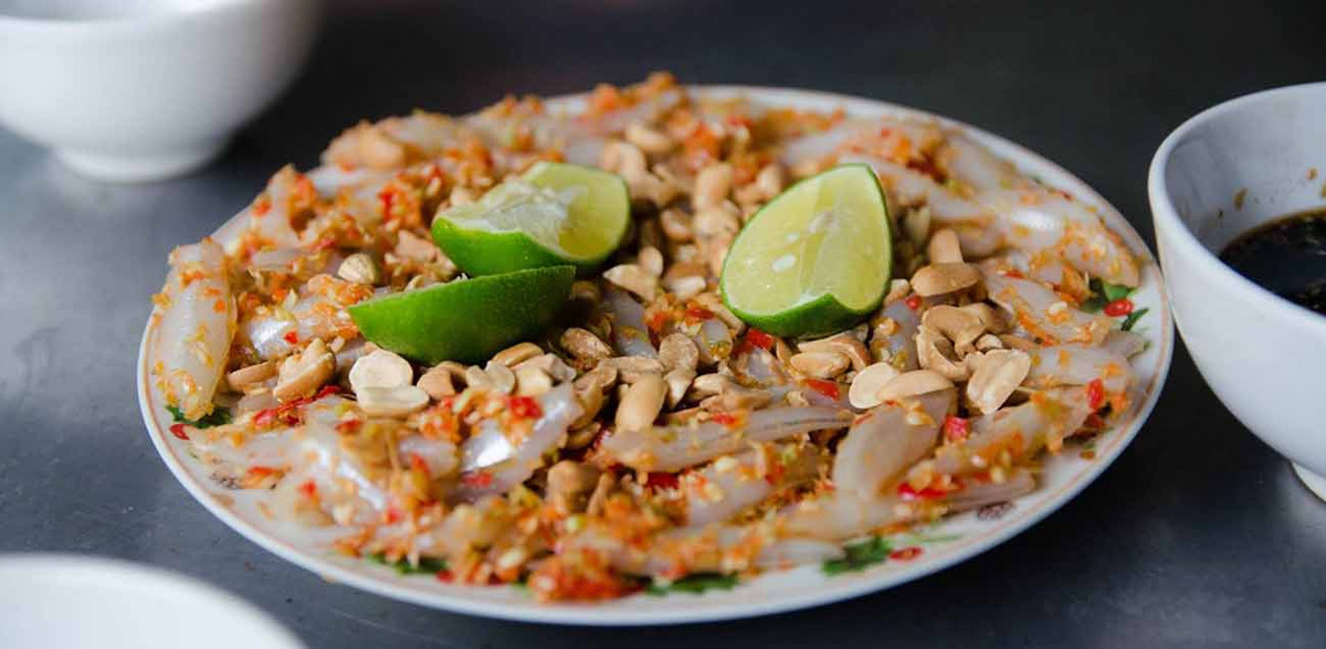 Gỏi cá mai là món đặc sản trứ danh khác của vùng biển Ninh Thuận. Thịt cá mai trắng trong, được sơ chế kỹ lưỡng rồi trộn cùng các loại rau thơm, đậu phộng rang, khế chua và nước mắm pha đậm vị. Gỏi cá mai có vị chua ngọt hài hòa, tươi ngon sảng khoái, rất thích hợp để thưởng thức vào những ngày hè oi ả. Ảnh Internet