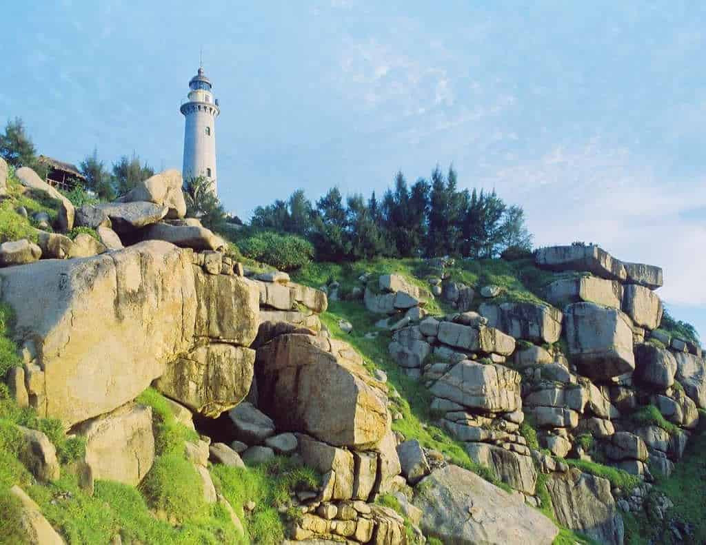 Chinh phục ngọn hải đăng Nam Du, từ đỉnh hải đăng, du khách sẽ được chiêm ngưỡng toàn cảnh tuyệt mỹ của quần đảo, với những lớp sóng lăn tăn dưới nắng vàng và những dải núi xanh trập trùng. Ảnh Puolo