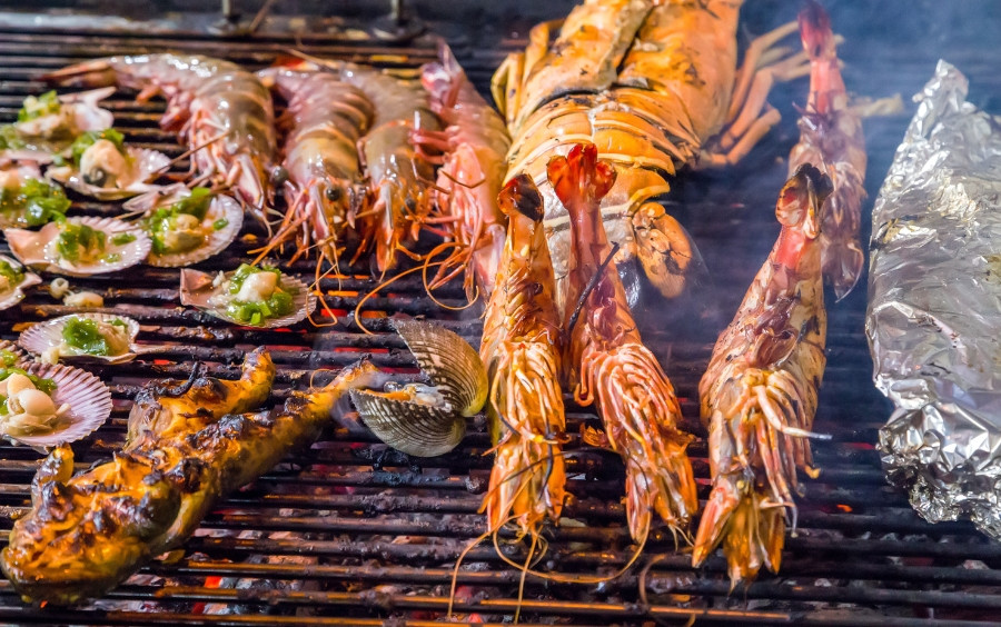 Còn gì tuyệt hơn thưởng thức buổi tiệc BBQ ngay trên bãi cát, cảm nhận trọn vẹn hương vị biển cả. Ảnh amthucviet