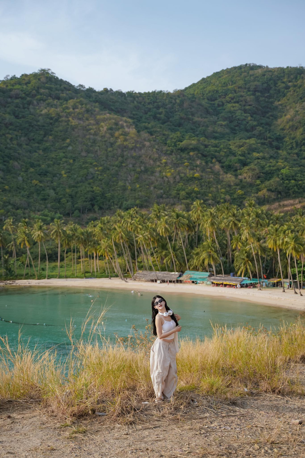 Đến với Nam Du, hoạt động không thể bỏ lỡ đầu tiên chính là tắm biển và thư giãn tại Bãi Cây Mến. Đây là bãi biển đẹp nổi tiếng với làn nước trong xanh như ngọc, bãi cát trắng mịn màng và những hàng dừa rì rào trong gió. Du khách có thể thỏa thích bơi lội, đắm mình trong làn nước mát lạnh, hay đơn giản là thả mình trên ghế dài dưới bóng dừa, nghe tiếng sóng vỗ và tận hưởng không khí trong lành hiếm có. Ảnh Phương Tali