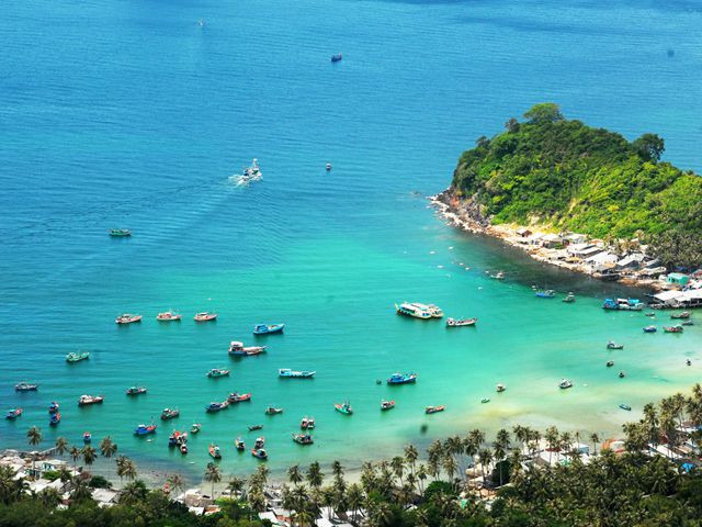 Nếu yêu thích tìm hiểu văn hóa, lịch sử, du khách có thể ghé thăm Bãi Ngự nơi vua Gia Long từng ghé chân trong những năm tháng bôn tẩu, thăm giếng Ngự, chùa Bà Chúa Xứ. Ảnh ZoomTravel