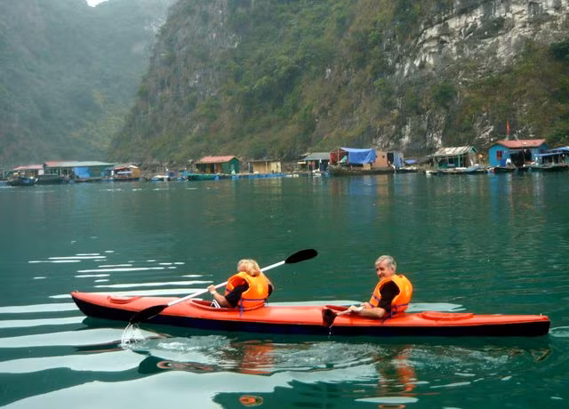 Đến Cửa Vạn, du khách có thể trải nghiệm nhiều hoạt động thú vị như chèo kayak len lỏi giữa những dãy núi đá, khám phá các hang động kỳ bí, hoặc tham quan Trung tâm Văn hóa nổi Cửa Vạn – nơi lưu giữ những hiện vật, hình ảnh và tư liệu quý giá về đời sống, phong tục của người dân làng chài. Ảnh Internet