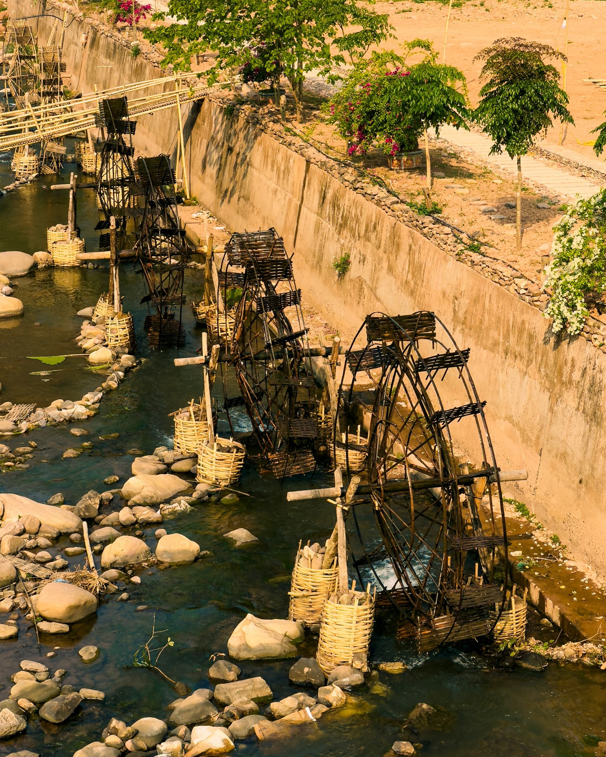 Những cọn nước được người dân Nà Sự làm để tạo điểm nhấn cho du khách tham quan. Ảnh Internet