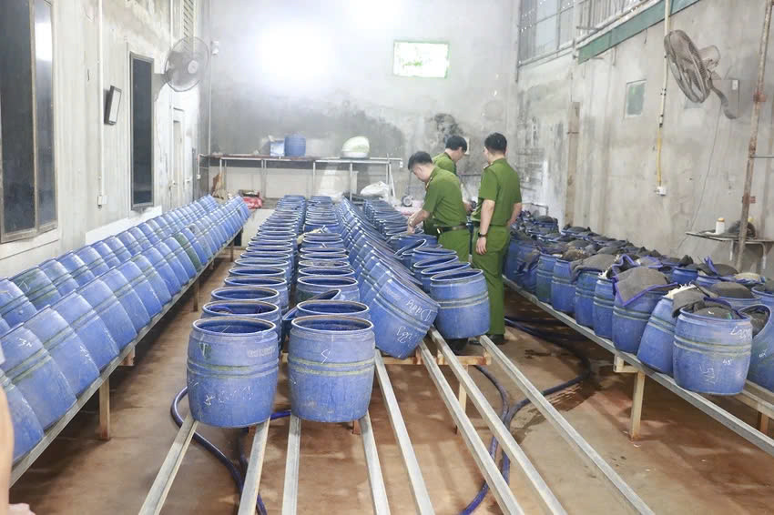 Phat hien 3.500 tan gia do ngam hoa chat o Nghe An