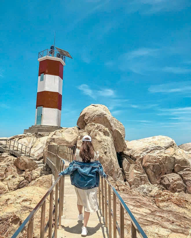 Mỗi khi nhắc đến Phú Yên, nhiều người sẽ nghĩ ngay đến Gành Đá Đĩa, thế nhưng "xứ hoa vàng cỏ xanh" vẫn còn 1 địa điểm "độc quyền" cũng đẹp không kém là Gành Đèn. Nơi đây sở hữu ngọn hải đăng sừng sững, nằm trên 1 gành đá kích thước lớn màu nâu rẽ ra biển với xung quanh là cảnh sắc thiên nhiên hoang sơ, bình dị. Nếu như bạn là 1 tín đồ "sống ảo" thì chắc chắn địa điểm này sẽ không khiến du khách thất vọng bởi những góc check-in siêu đẹp. Ảnh susubona