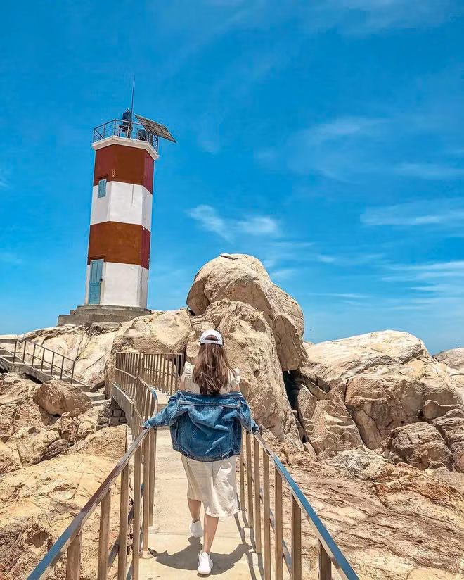 Mỗi khi nhắc đến Phú Yên, nhiều người sẽ nghĩ ngay đến Gành Đá Đĩa, thế nhưng "xứ hoa vàng cỏ xanh" vẫn còn 1 địa điểm "độc quyền" cũng đẹp không kém là Gành Đèn. Nơi đây sở hữu ngọn hải đăng sừng sững, nằm trên 1 gành đá kích thước lớn màu nâu rẽ ra biển với xung quanh là cảnh sắc thiên nhiên hoang sơ, bình dị. Nếu như bạn là 1 tín đồ "sống ảo" thì chắc chắn địa điểm này sẽ không khiến du khách thất vọng bởi những góc check-in siêu đẹp. Ảnh susubona