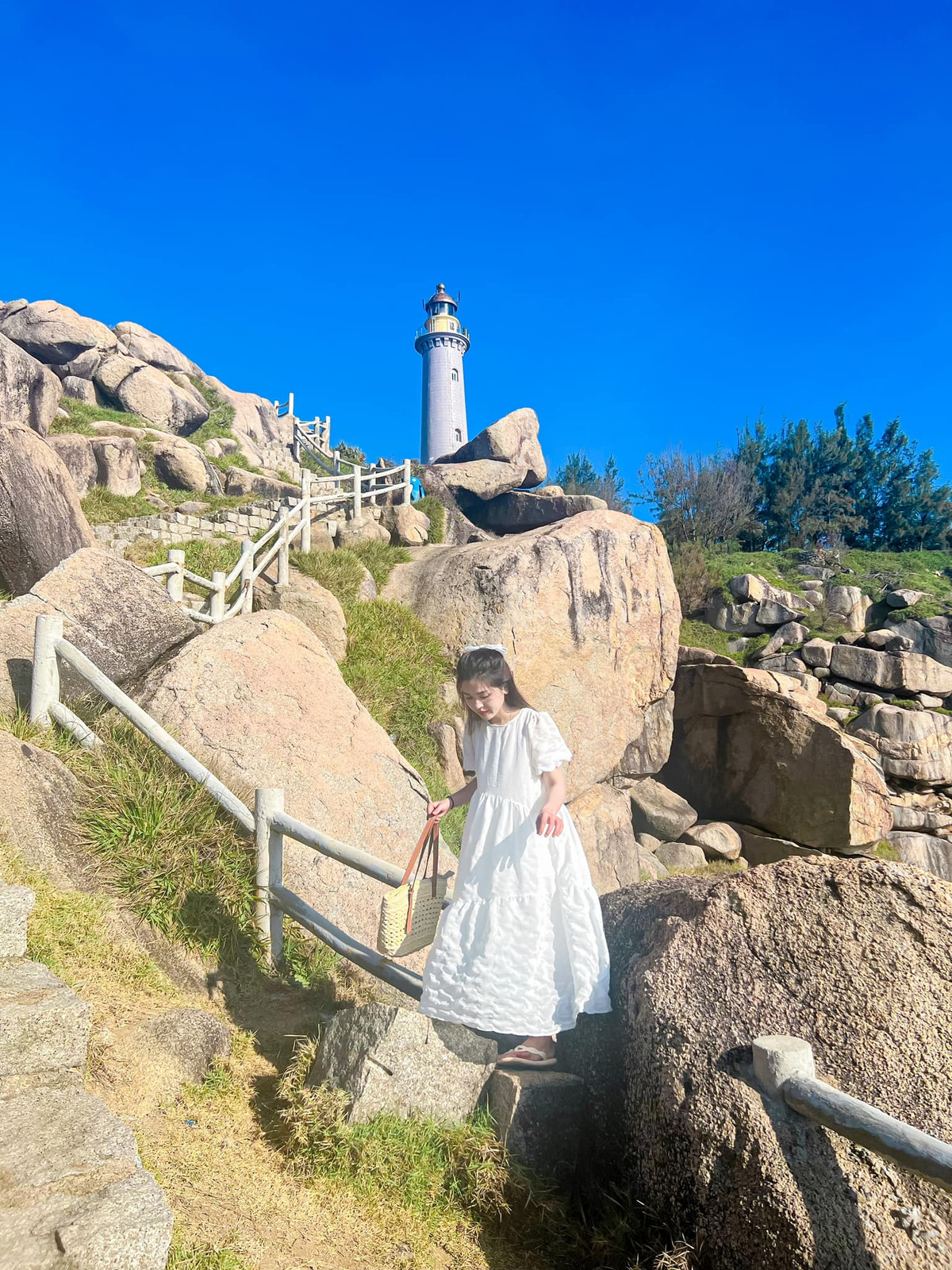 Tọa lạc trên những mỏm đá đỏ rực, hải đăng Gành Đèn không chỉ là nơi dẫn lối cho tàu thuyền mà còn là điểm check-in độc đáo. Ánh nắng chiếu lên nền đá tạo nên khung cảnh rực rỡ, đặc biệt vào buổi chiều hoàng hôn. Ảnh Huyền Khánh Nguyễn