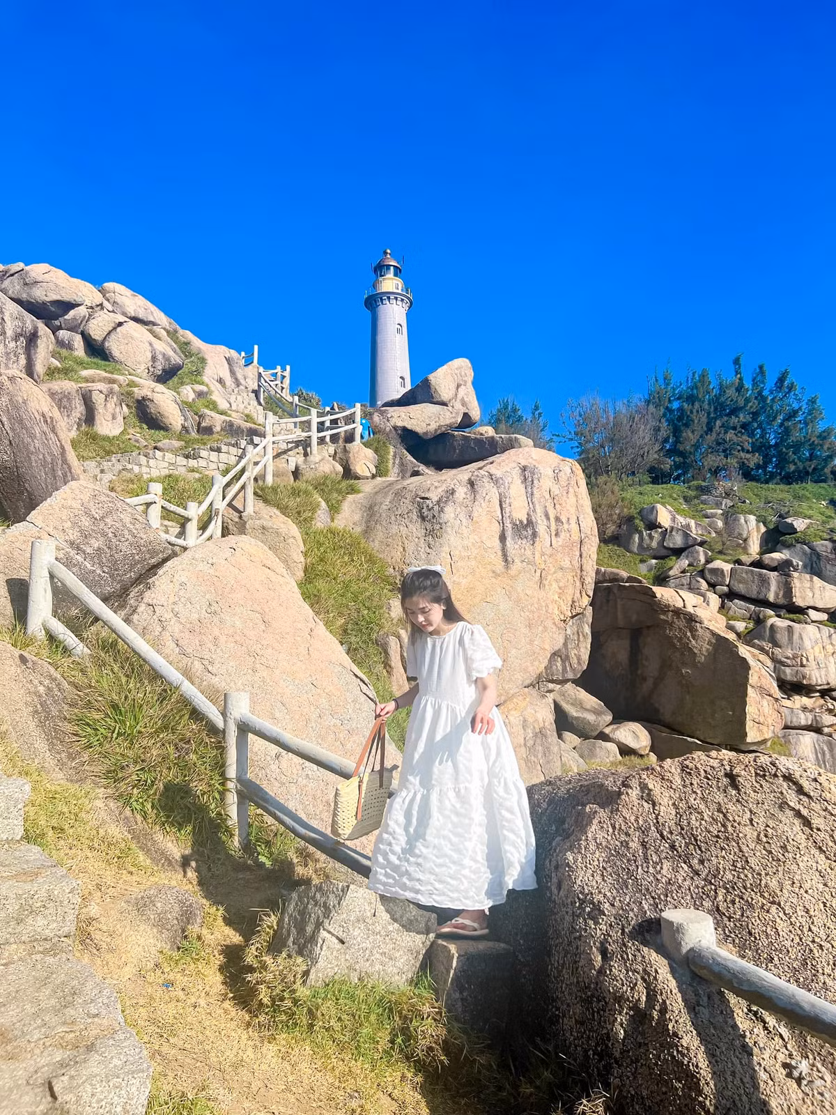 Tọa lạc trên những mỏm đá đỏ rực, hải đăng Gành Đèn không chỉ là nơi dẫn lối cho tàu thuyền mà còn là điểm check-in độc đáo. Ánh nắng chiếu lên nền đá tạo nên khung cảnh rực rỡ, đặc biệt vào buổi chiều hoàng hôn. Ảnh Huyền Khánh Nguyễn