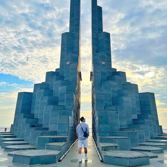 Quảng trường Nghinh Phong nổi tiếng nhờ sở hữu ngọn tháp độc đáo được tạo hình theo hình ảnh ghềnh Đá Đĩa vô cùng ấn tượng. Hiện nay, khu vực quảng trường là địa điểm thu hút rất đông du khách ghé đến check-in mỗi với vô vàn background cực xịn mà nơi đây sở hữu. Với nét đẹp kiến trúc độc đáo lại sở hữu hướng view biển thơ mộng,... đều hứa hẹn mang đến nhiều gợi ý thú vị cho bộ ảnh du lịch Phú Yên. Ảnh Tuấn Anh Đặng Lê