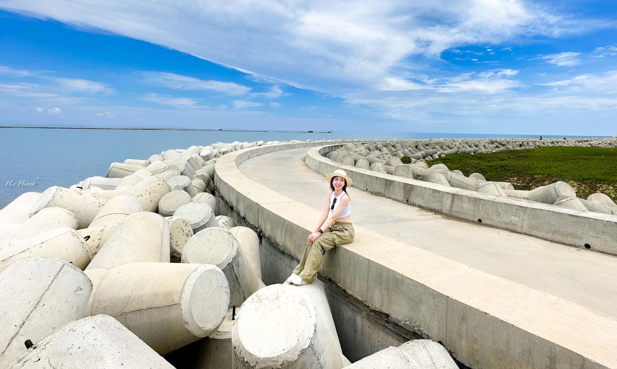 Nằm ven biển phường Phú Đông (TP Tuy Hòa), bờ kè Xóm Rớ thu hút giới trẻ bởi những tảng bê tông phủ đầy rêu xanh, tạo nên khung cảnh vừa lạ mắt vừa thơ mộng. Vào mùa rêu (từ khoảng tháng 2 đến tháng 4), nơi đây trở thành “studio ngoài trời” lý tưởng cho những bức hình sống ảo cực nghệ. Khi thủy triều rút và nắng nhẹ, mặt kè phản chiếu ánh sáng xanh biếc – khung cảnh không khác gì tranh vẽ. Ảnh Học Huỳnh