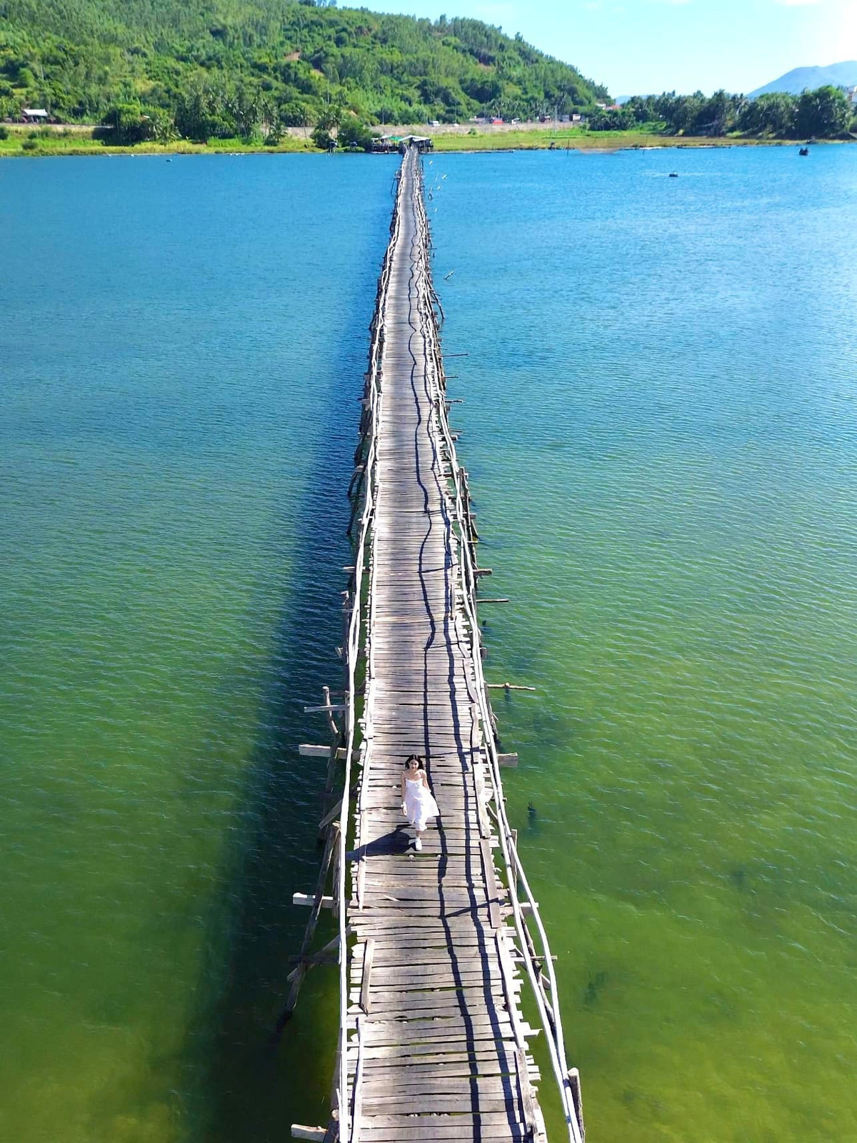 Nằm giữa khung cảnh sông nước hữu tình, cầu gỗ Ông Cọp vừa mộc mạc, vừa độc đáo. Dạo bước trên cây cầu gỗ dài hơn 800m, du khách sẽ có những shoot hình cực chill, đặc biệt vào buổi sáng sớm hoặc chiều tà. Ảnh Phương Tali