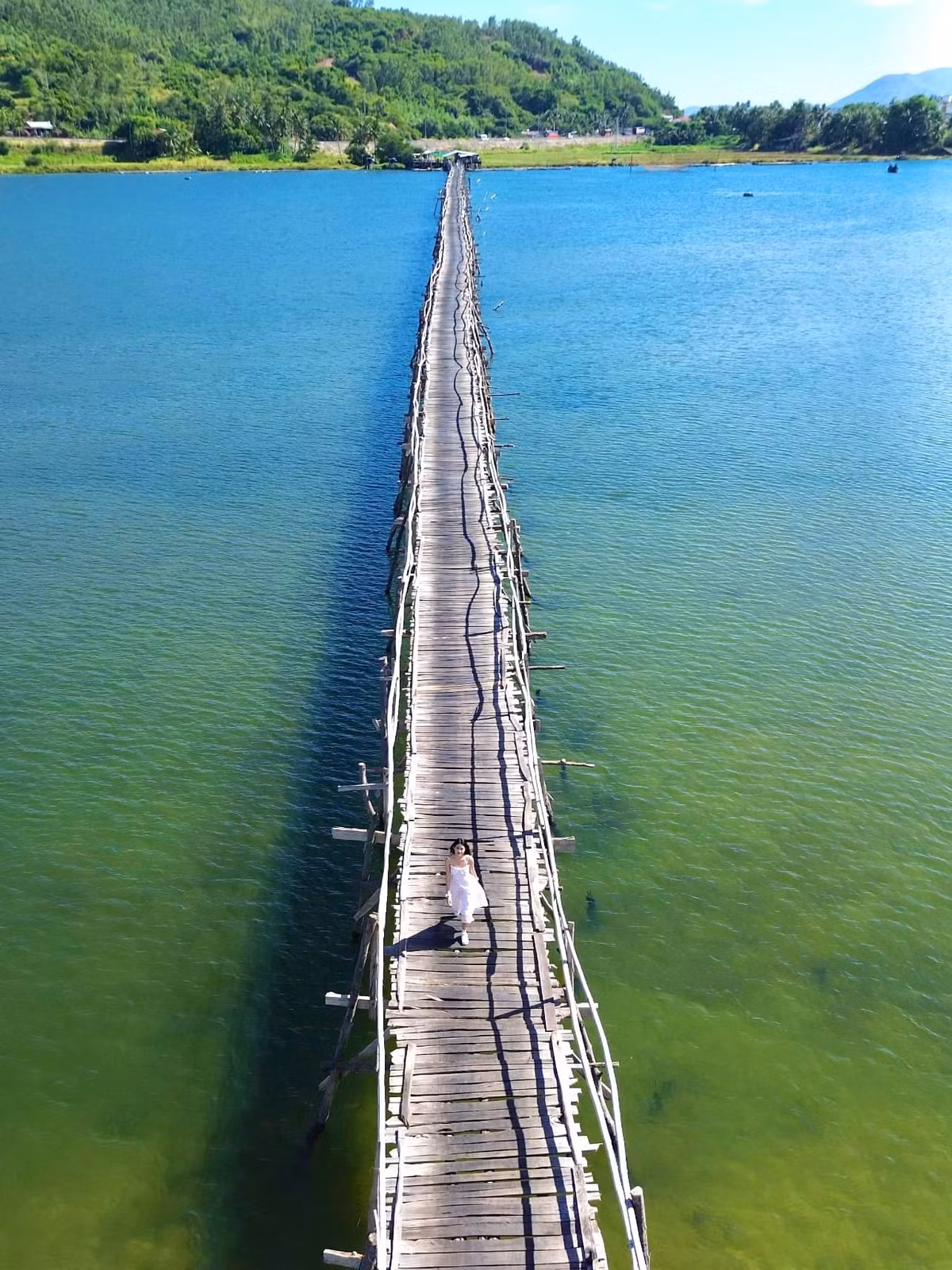 Nằm giữa khung cảnh sông nước hữu tình, cầu gỗ Ông Cọp vừa mộc mạc, vừa độc đáo. Dạo bước trên cây cầu gỗ dài hơn 800m, du khách sẽ có những shoot hình cực chill, đặc biệt vào buổi sáng sớm hoặc chiều tà. Ảnh Phương Tali