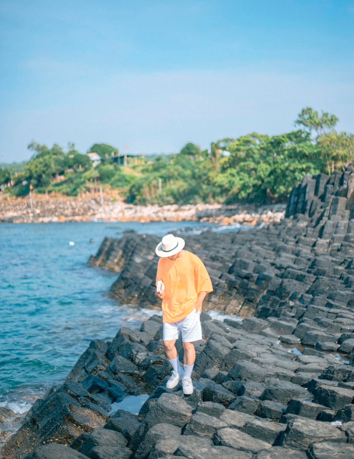 Là biểu tượng du lịch của Phú Yên, Gành Đá Đĩa gây ấn tượng với hàng nghìn khối đá hình lục giác xếp chồng như tổ ong. Vừa lạ mắt, vừa hùng vĩ, nơi đây là background "xịn" cho những bức ảnh nghệ thuật giữa thiên nhiên biển trời bao la. Ảnh Bùi Ngọc Công