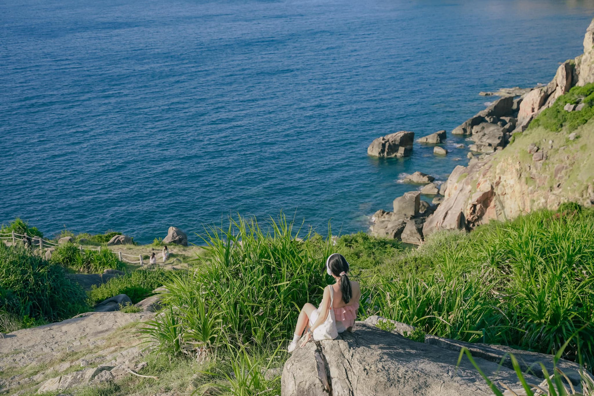 Phú Yên – vùng đất “hoa vàng trên cỏ xanh” – không chỉ quyến rũ bởi thiên nhiên hoang sơ, mà còn là “thiên đường sống ảo” cho những tín đồ đam mê chụp hình, khám phá và check-in độc đáo. Dưới đây là loạt điểm đến nổi bật mà du khách không nên bỏ lỡ nếu muốn có một album ảnh “xịn xò” tại xứ Nẫu. Ảnh Phương Tali
