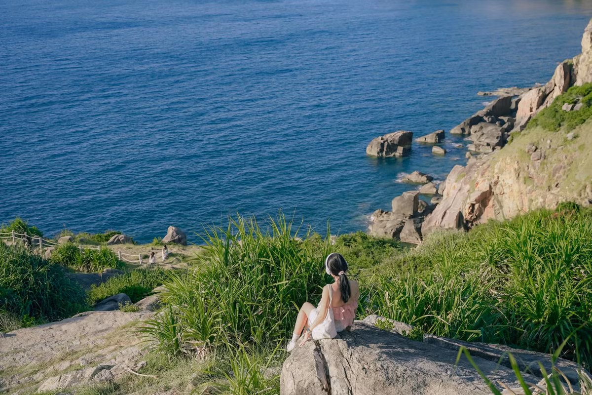 Phú Yên – vùng đất “hoa vàng trên cỏ xanh” – không chỉ quyến rũ bởi thiên nhiên hoang sơ, mà còn là “thiên đường sống ảo” cho những tín đồ đam mê chụp hình, khám phá và check-in độc đáo. Dưới đây là loạt điểm đến nổi bật mà du khách không nên bỏ lỡ nếu muốn có một album ảnh “xịn xò” tại xứ Nẫu. Ảnh Phương Tali