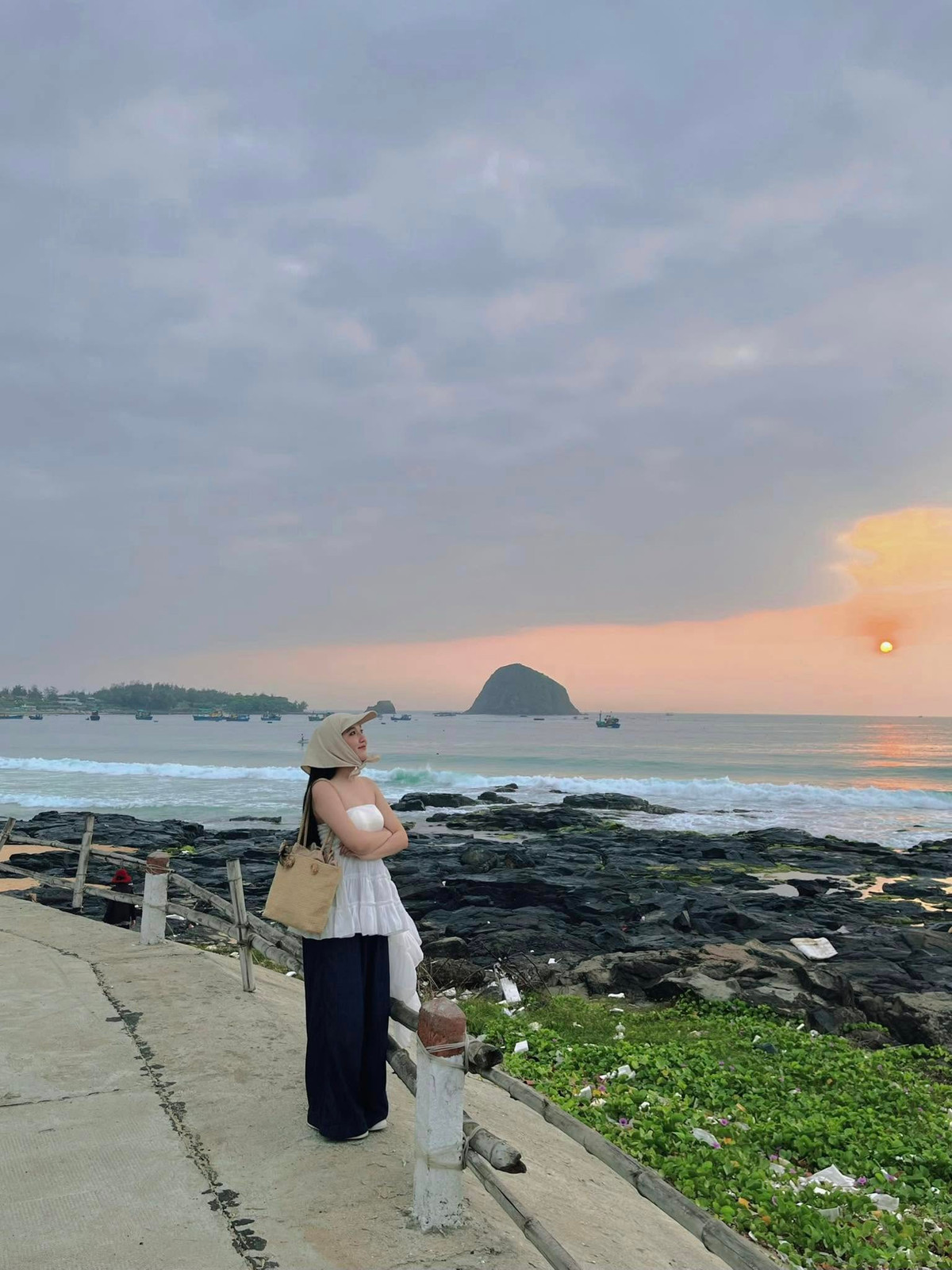 Vào những ngày nước rút, Hòn Yến hiện lên với “thảm san hô lộ thiên” đầy sắc màu. Không cần lặn biển, bạn vẫn có thể ngắm nhìn những rạn san hô ngay dưới chân mình – một trải nghiệm sống ảo hiếm có khó tìm. Ảnh Internet