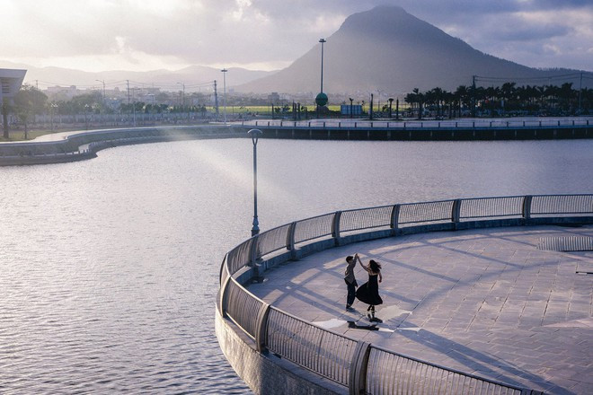 Hồ điều hoà công trình nhân tạo hiện đang trở thành một trong những tọa độ du lịch "hot" được nhiều bạn trẻ săn đón khi đến với xứ "hoa vàng cỏ xanh". Khu hồ này được xây dựng với mục đích giúp thoát nước, chống ngập và điều tiết khí hậu. Nhưng giờ đây hồ lại nổi tiếng nhờ khung cảnh thiên nhiên tựa phương Tây vì khu vực hồ nước trong xanh, ấn tượng nên hứa hẹn mang đến một trong những điểm dừng chân sống ảo hấp dẫn mà du khách không nên bỏ lỡ. Ảnh Viên Diệu Phát