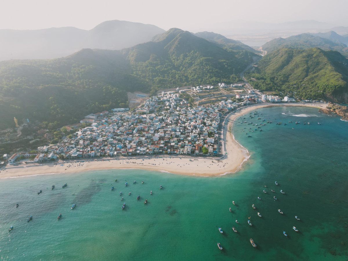 Cách trung tâm thành phố Quy Nhơn chưa đầy 10km, Nhơn Hải là một ngôi làng nhỏ thuộc bán đảo Phương Mai, tựa lưng vào núi và hướng mặt ra biển Đông mênh mông. Ảnh Bùi Ngọc Công