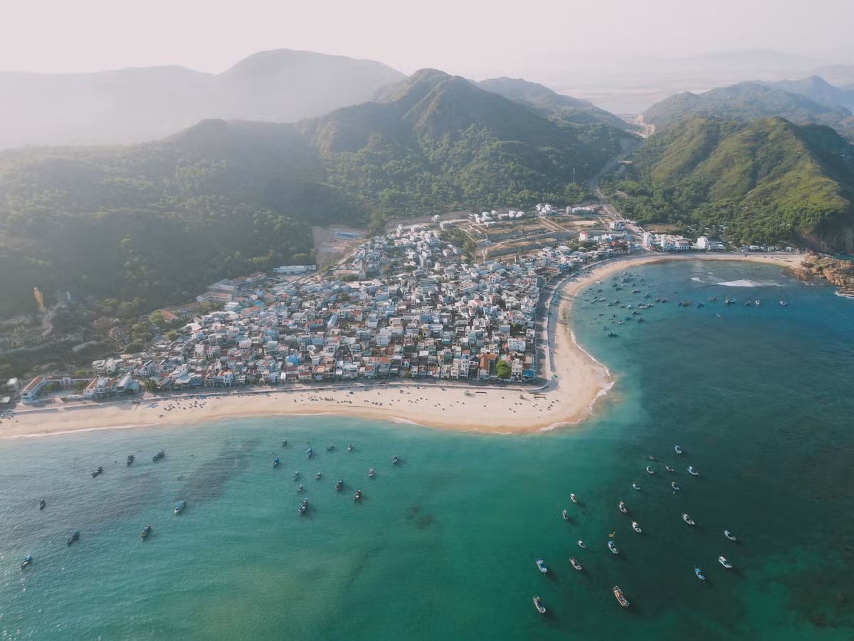 Cách trung tâm thành phố Quy Nhơn chưa đầy 10km, Nhơn Hải là một ngôi làng nhỏ thuộc bán đảo Phương Mai, tựa lưng vào núi và hướng mặt ra biển Đông mênh mông. Ảnh Bùi Ngọc Công
