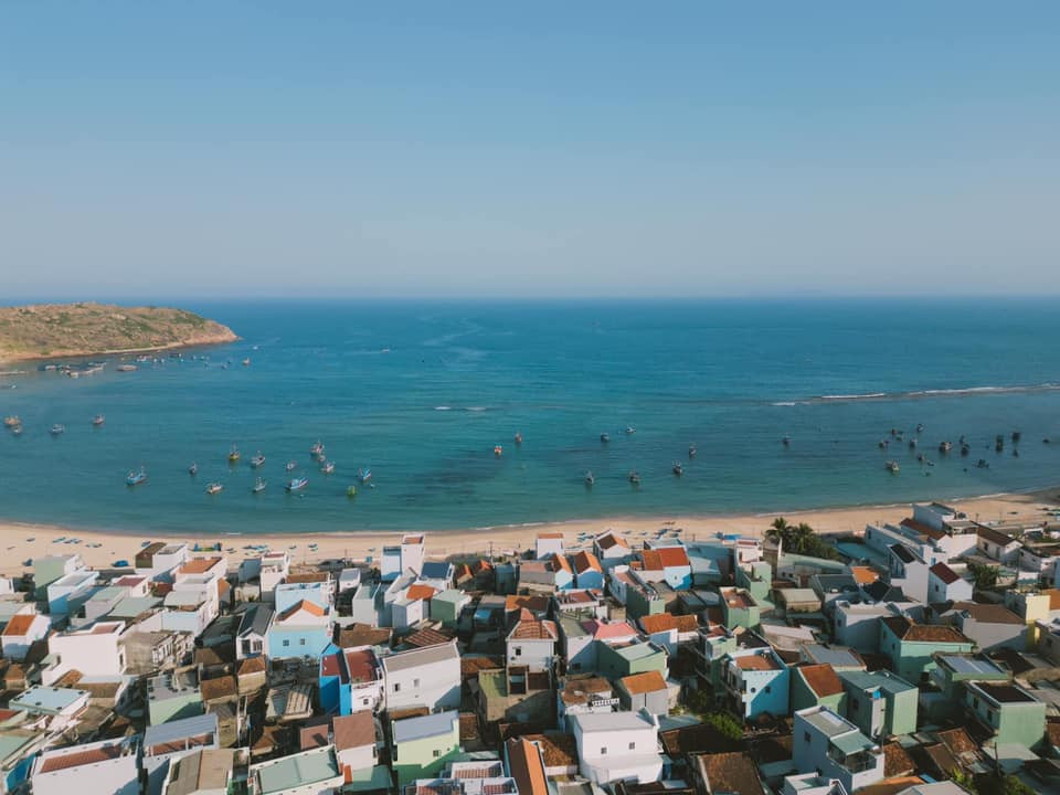 Nhơn Hải không sôi động như Kỳ Co hay Eo Gió, cũng chẳng đông đúc như các bãi biển nổi tiếng khác. Ảnh Bùi Ngọc Công