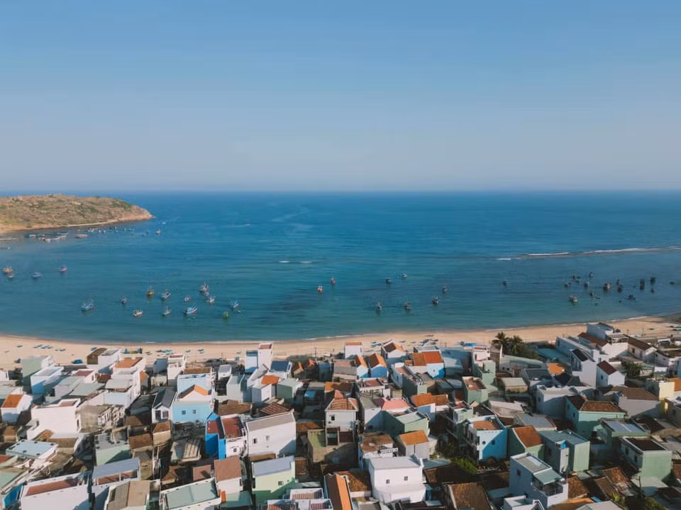 Nhơn Hải không sôi động như Kỳ Co hay Eo Gió, cũng chẳng đông đúc như các bãi biển nổi tiếng khác. Ảnh Bùi Ngọc Công