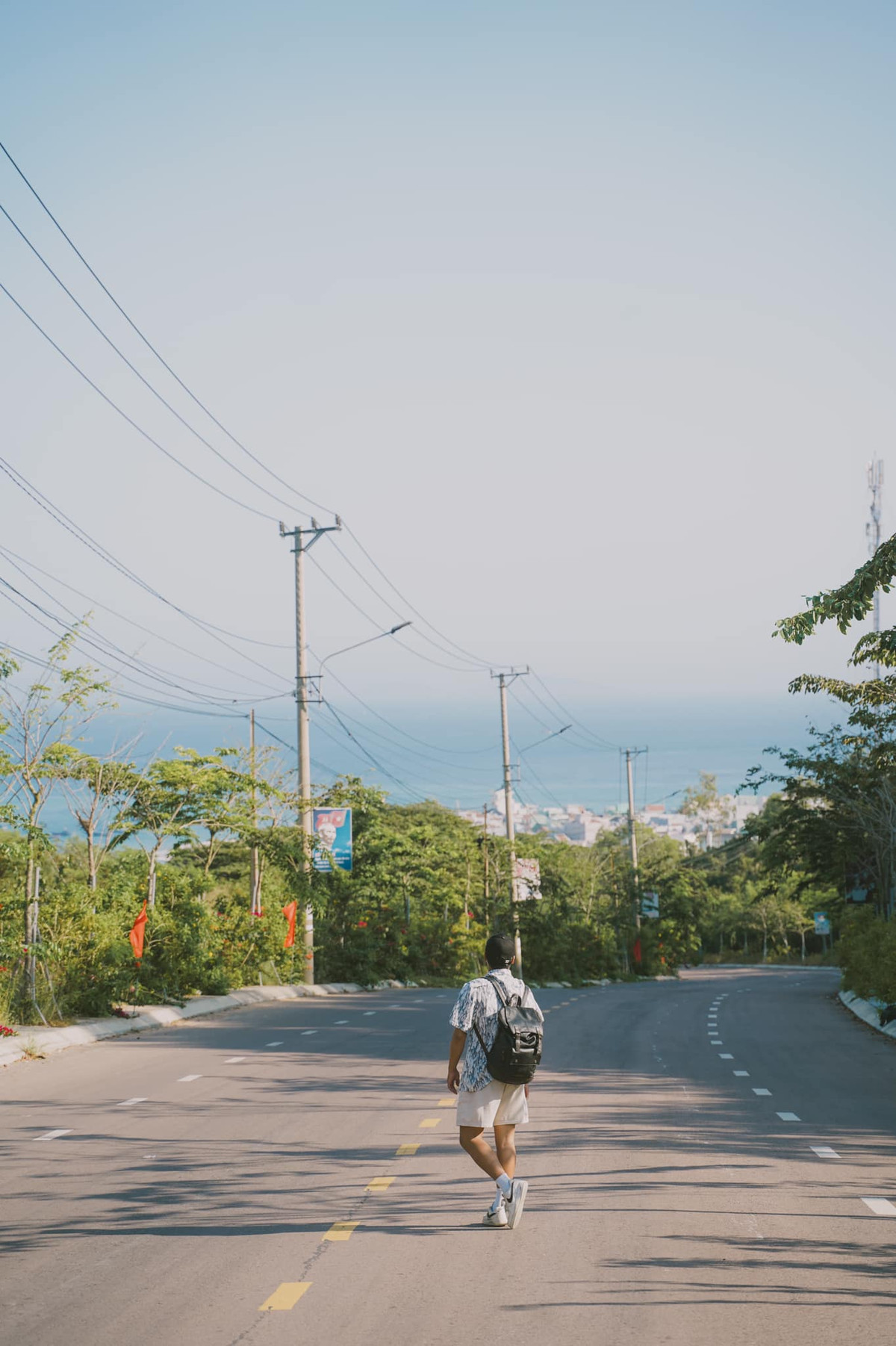 Những dãy núi xanh rì bao quanh làng chài, che chở cho ngư dân qua bao mùa giông gió. Ảnh Bùi Ngọc Công