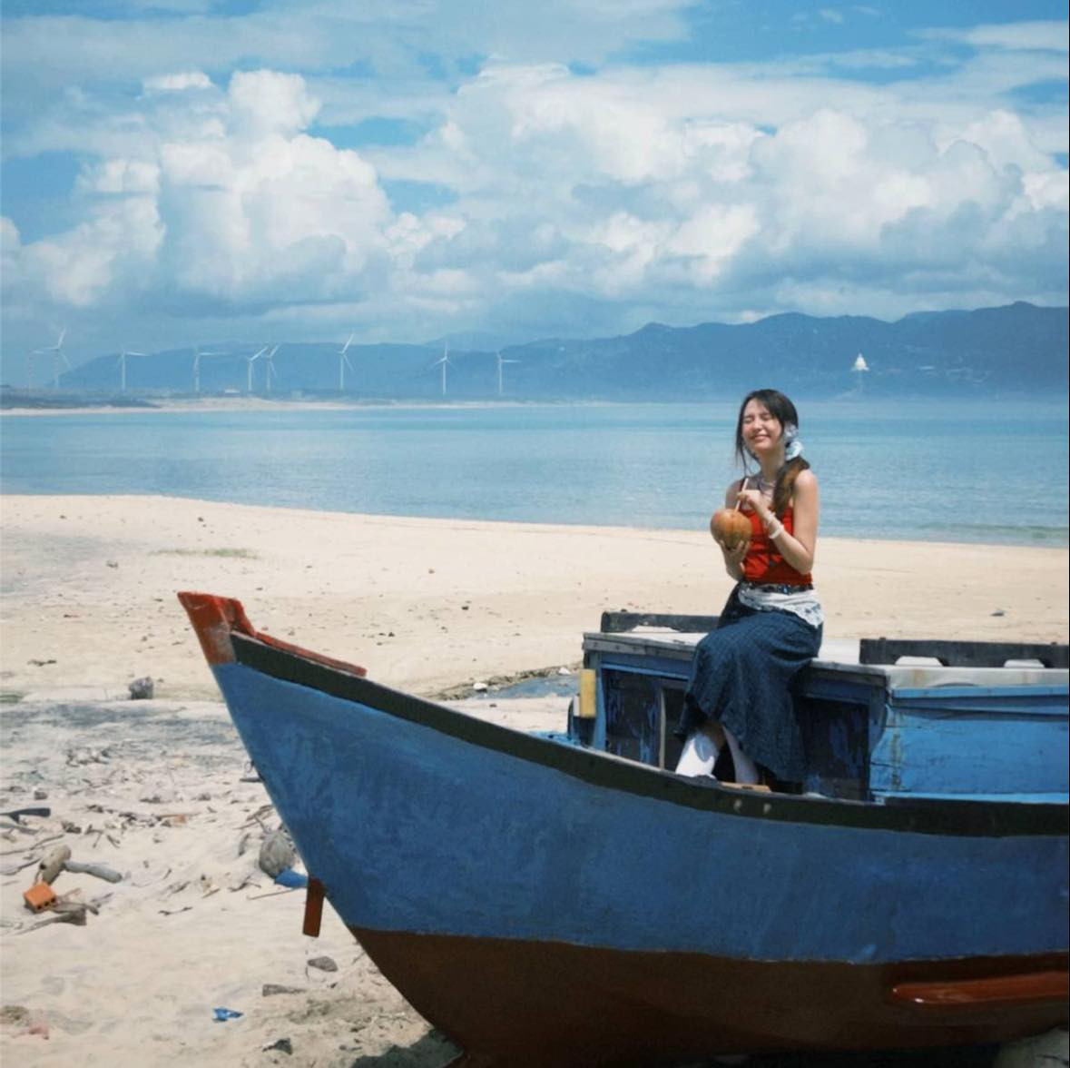 Làng chài Nhơn Hải không chỉ hấp dẫn bởi phong cảnh mà còn bởi những con người chân chất, hiền hòa và cuộc sống đậm bản sắc miền biển. Ảnh thenhothanhxuan22