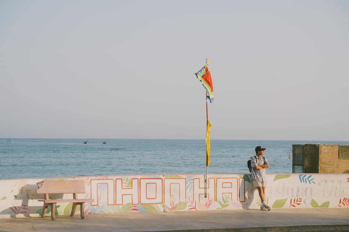 Mỗi con đường nhỏ, mỗi làn gió biển, mỗi nụ cười hiền hậu của người dân nơi đây đều mang đến một cảm giác thân thuộc khó tả.