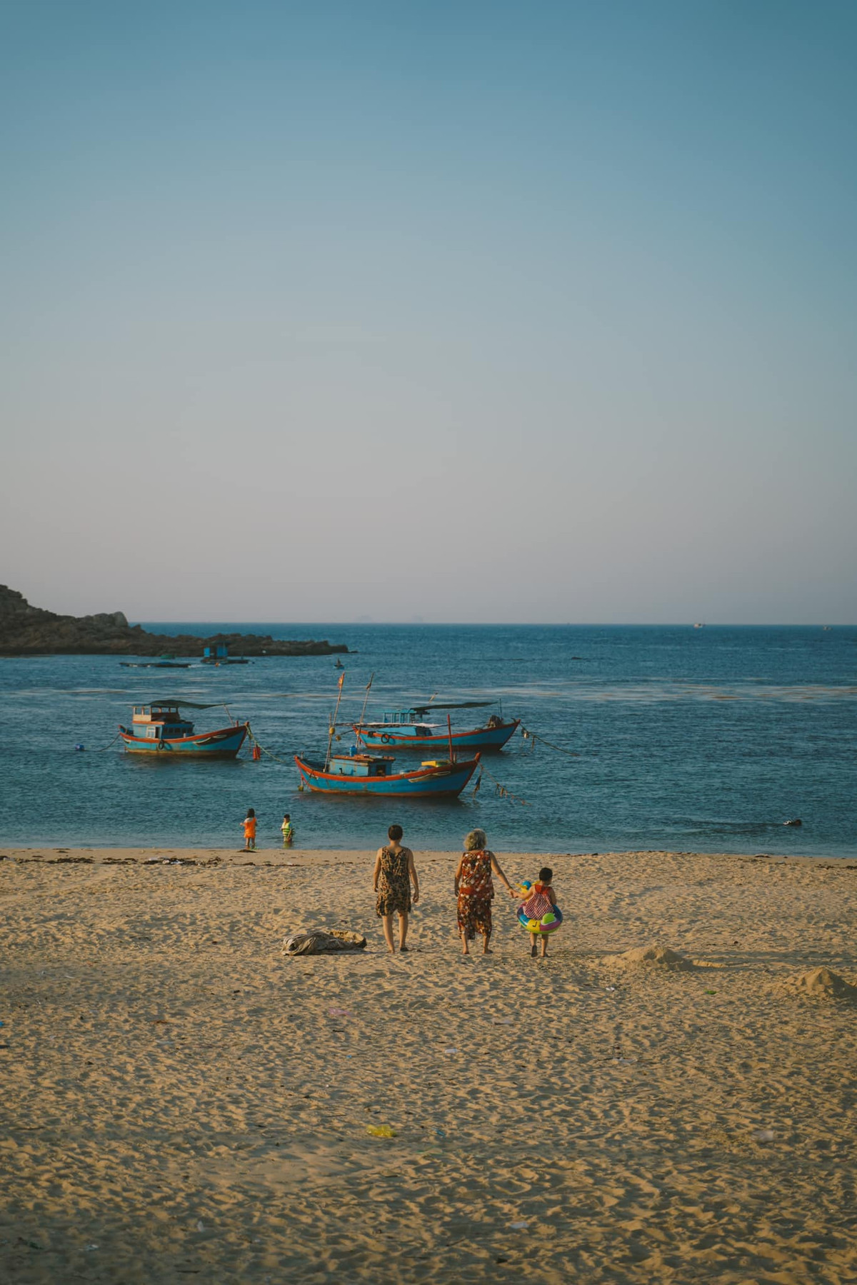 Nếu muốn "trốn chạy" khỏi sự ồn ào, trở về với thiên nhiên và tìm kiếm những khoảnh khắc nhẹ nhàng trong cuộc sống, hãy một lần ghé Nhơn Hải, nơi vẻ đẹp hoang sơ vẫn còn nguyên vẹn chờ đón bạn. Ảnh Bùi Ngọc Công