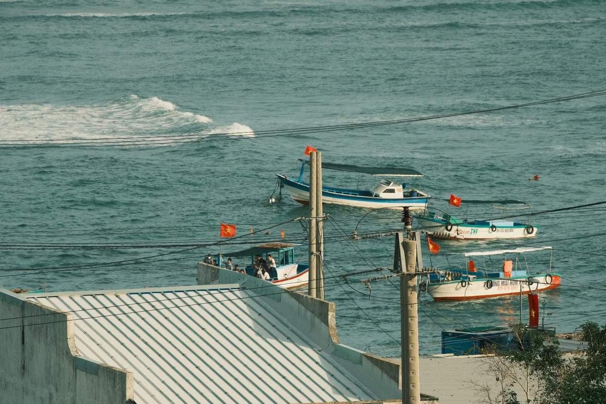 Nơi đây giữ nguyên vẹn nét hoang sơ, với bãi biển trải dài, cát trắng mịn, nước trong vắt đến mức có thể nhìn thấy cả đáy. Ảnh Bùi Ngọc Công