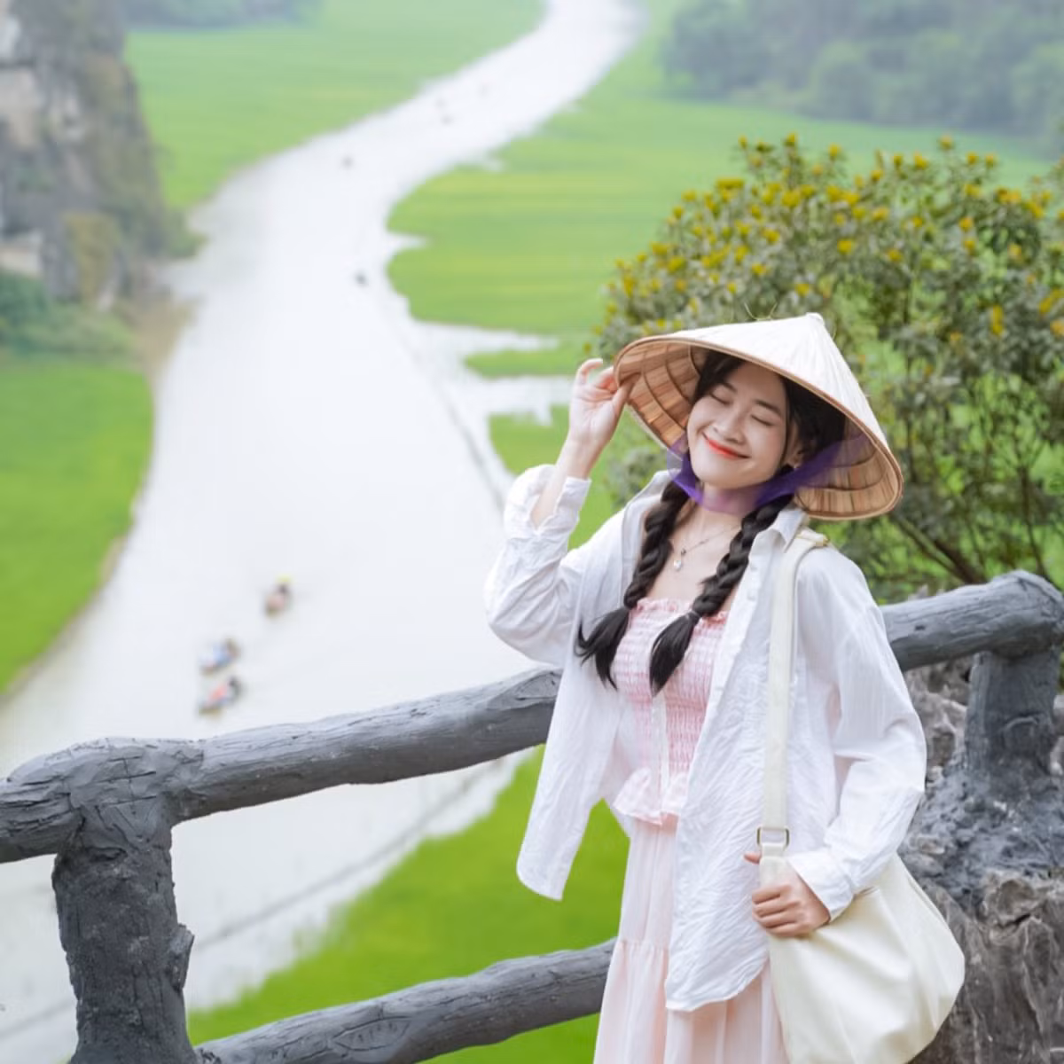 Không chỉ là một điểm đến du lịch, Tam Cốc mùa lúa xanh còn là một chốn để trở về – trở về với thiên nhiên, với sự tĩnh lặng trong tâm hồn và những rung cảm rất đỗi nguyên sơ. Ảnh Chuyến đi của Tali