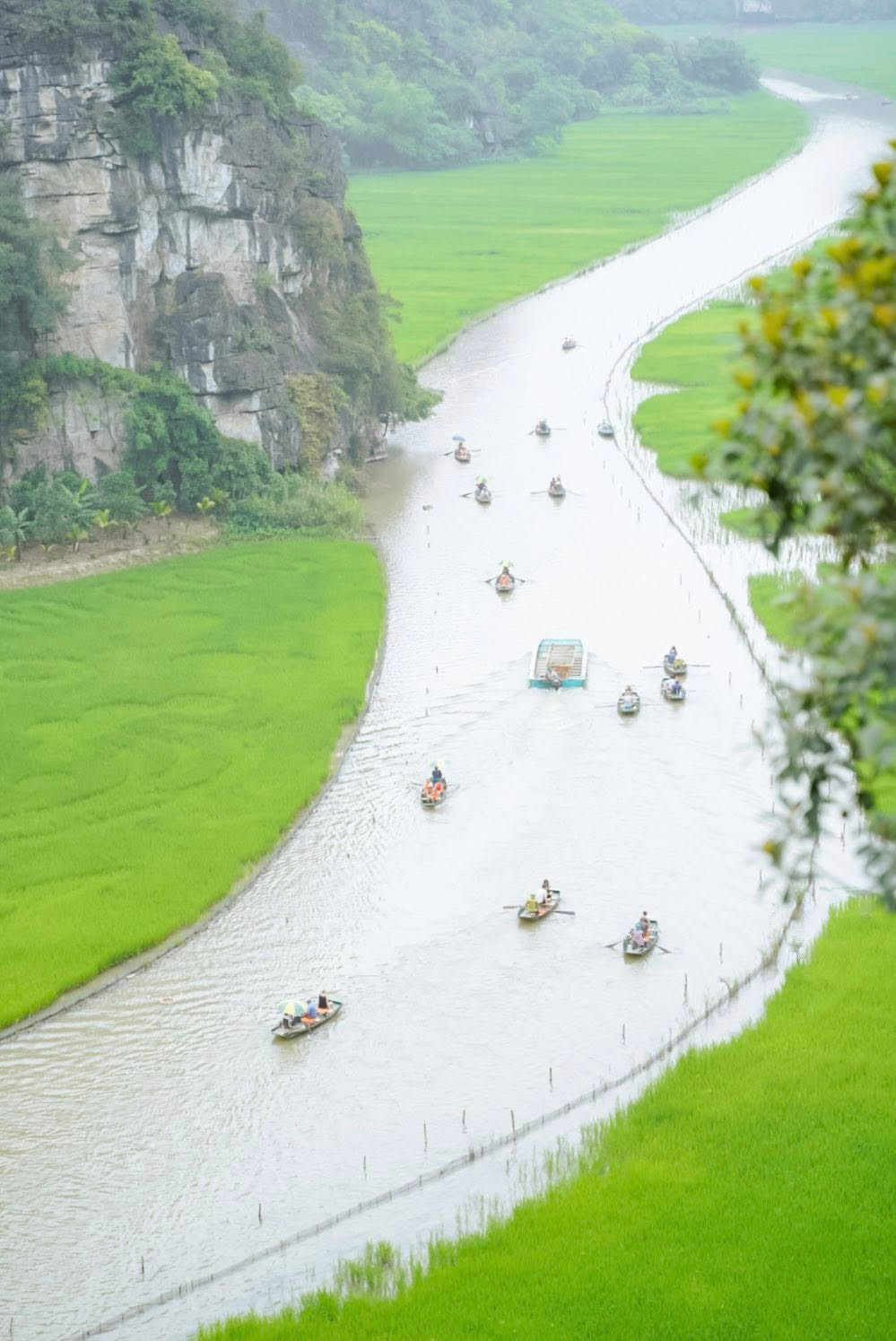 Nhìn từ trên cao, Tam Cốc lúc này giống như một “Vịnh Hạ Long trên cạn”, đẹp một cách trong trẻo và dịu dàng. Ảnh Chuyến đi của Tali