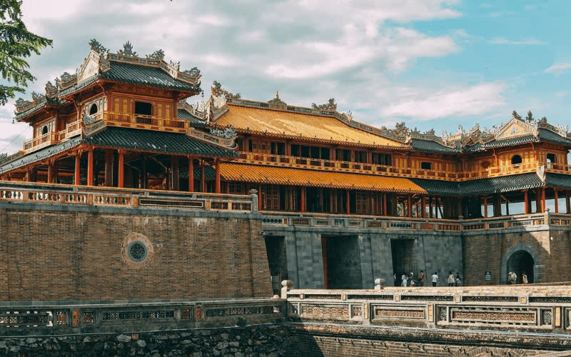 Hue cong bo duong day nong phuc vu du khach dip le 30/4