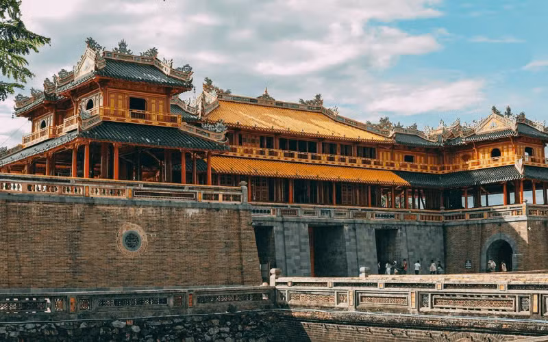 Hue cong bo duong day nong phuc vu du khach dip le 30/4