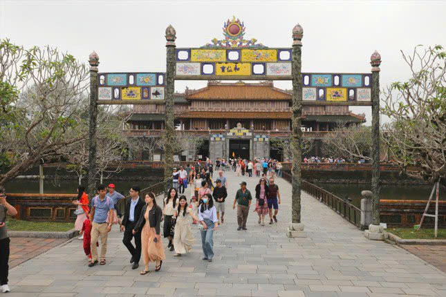 Hue cong bo duong day nong phuc vu du khach dip le 30/4-Hinh-2