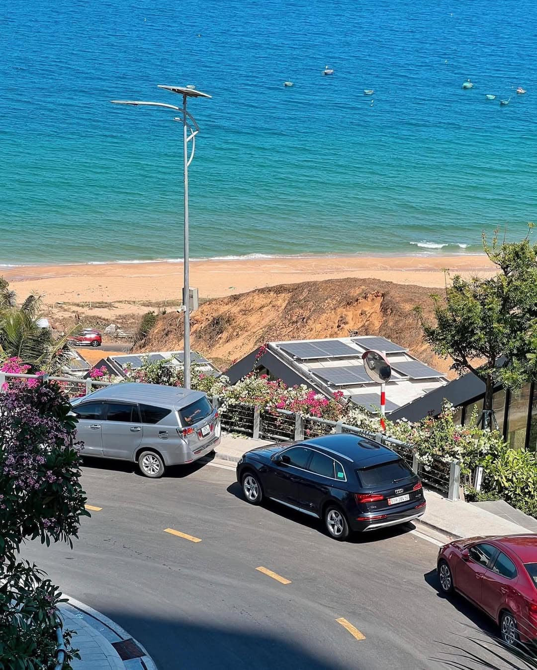 Nhìn từ xa, đảo phủ một màu xanh mướt của cỏ cây, bao quanh là làn nước biển trong vắt đến tận đáy, phản chiếu ánh nắng rực rỡ của mùa hè.