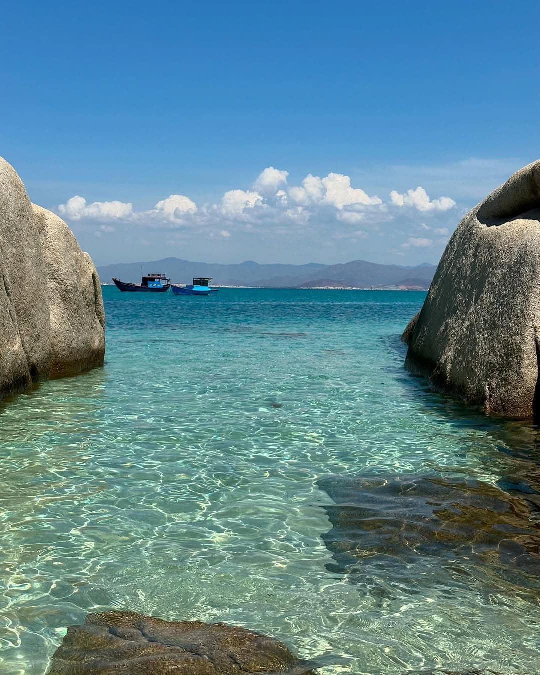 Không giống những điểm du lịch biển đông đúc, Cù Lao Câu còn khá hoang sơ và tách biệt. Ảnh ins.hie