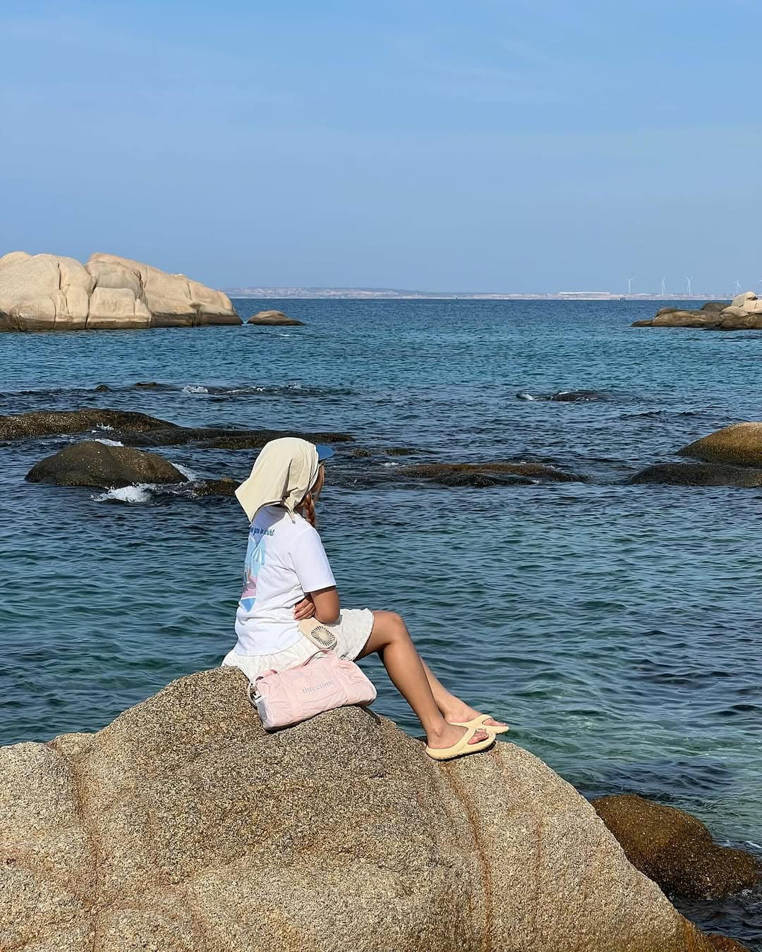 Nơi đây không có khách sạn hay resort, chỉ có vài lán trại nhỏ của ngư dân hoặc bộ đội biên phòng, khiến hành trình đến đảo như một cuộc “trở về” với thiên nhiên đúng nghĩa. Ảnh ins.hie